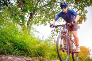Preparado pra encarar qualquer trilha? Equipe-se com os acessórios essenciais para o MTB e eleve sua pedalada ao próximo nível!