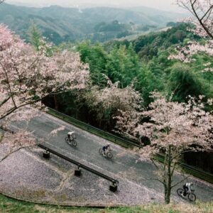Rapha veste vermelho