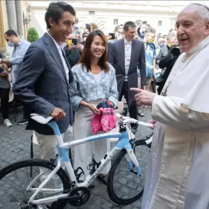 Giro d’Italia homenageia Papa Francisco