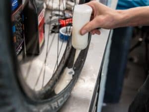 Manter pneus com selante em boas condições é um passo essencial para aproveitar todo o potencial da sua bicicleta.